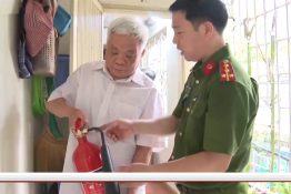 Mở của thoát hiểm thứ 2 tại vị trí chuồng cọp trong khu tập thể Mở của thoát hiểm thứ 2 tại vị trí chuồng cọp trong khu tập thể