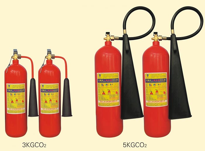 Bình chữa cháy CO2 có thân bình làm bằng kim loại, thường được sơn màu đen đặc trưng Bình chữa cháy CO2 có thân bình làm bằng kim loại, thường được sơn màu đen đặc trưng
