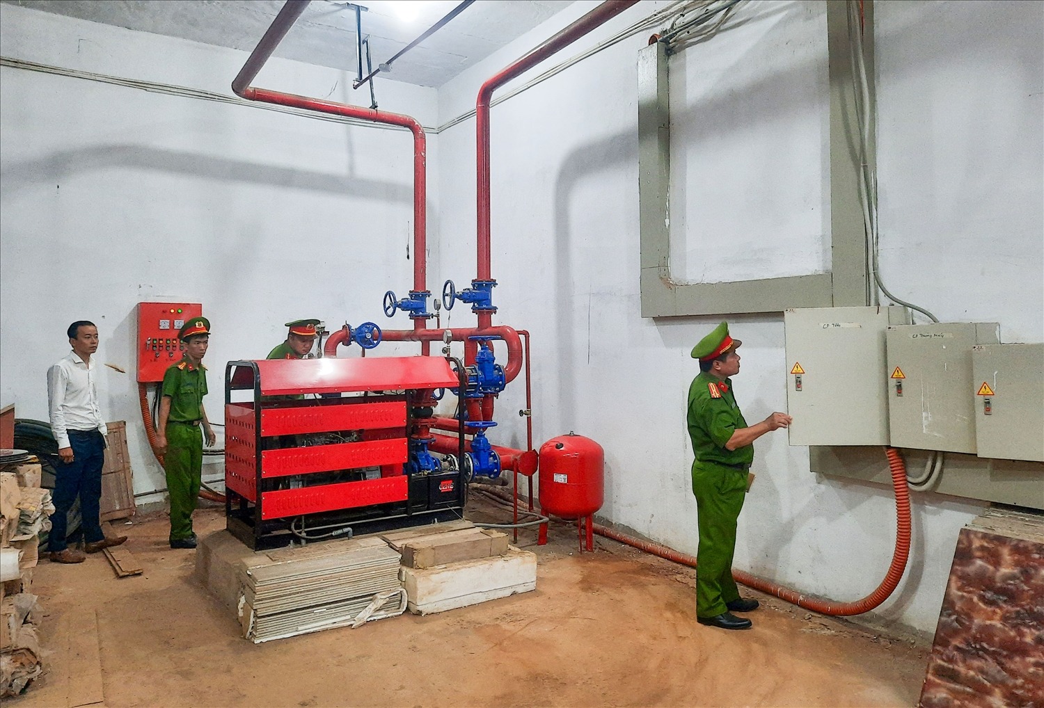 Khi chọn đơn vị thi công hệ thống PCCC, cần đánh giá kỹ lưỡng về năng lực và pháp lý. Khi chọn đơn vị thi công hệ thống PCCC, cần đánh giá kỹ lưỡng về năng lực và pháp lý.