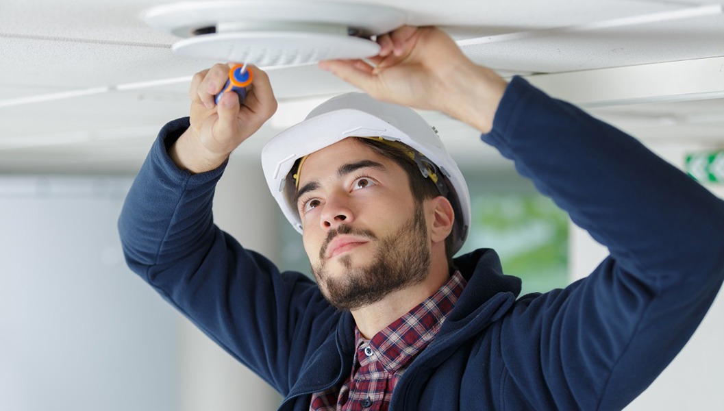 Khi lắp đặt đầu báo cháy GST, cần tuân thủ đúng khoảng cách và chiều cao theo tiêu chuẩn kỹ thuật