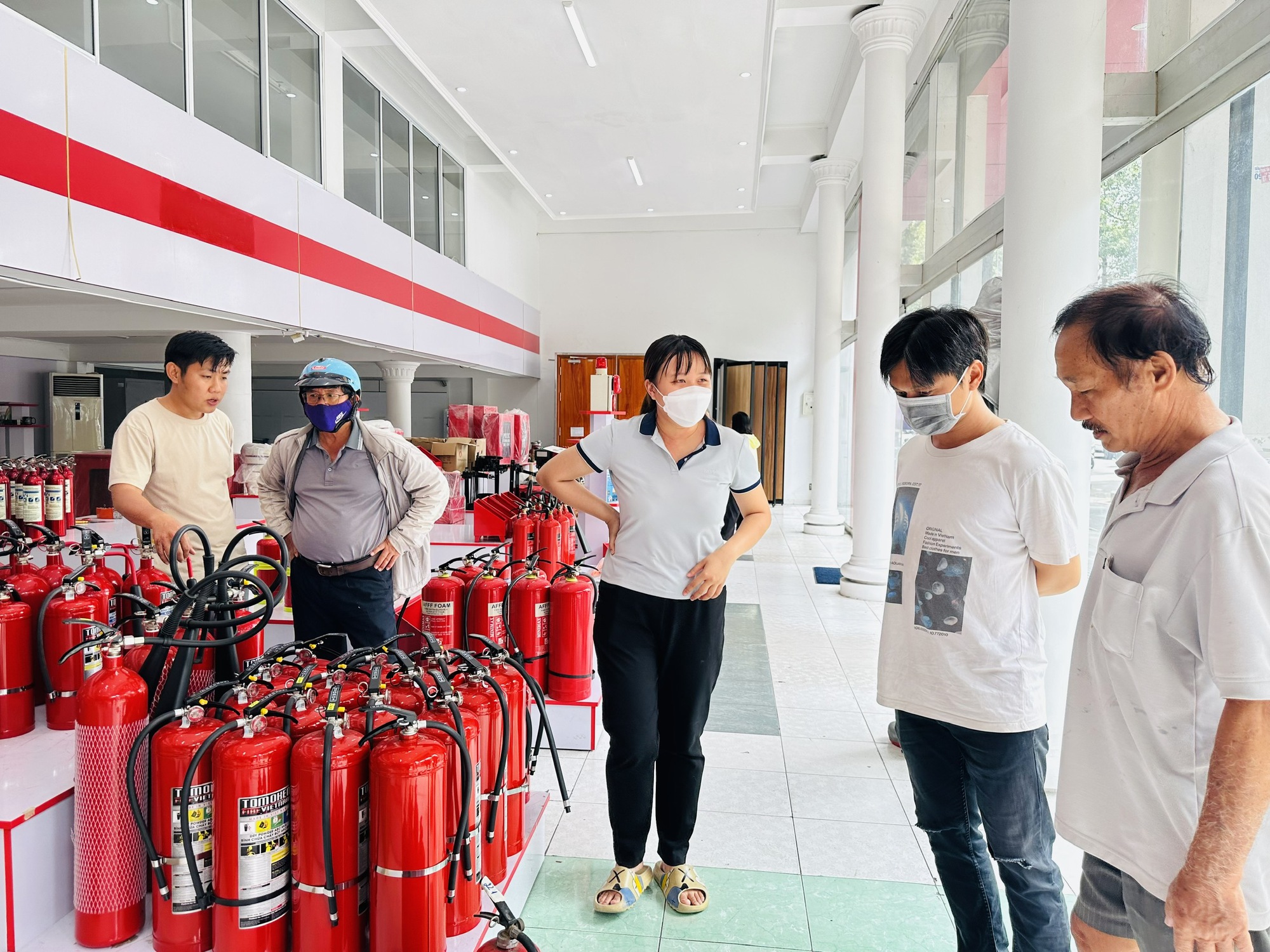 Sau khi sử dụng bình chữa cháy Tomoken, người dùng cần tuân thủ đúng các bước đảm bảo an toàn. Sau khi sử dụng bình chữa cháy Tomoken, người dùng cần tuân thủ đúng các bước đảm bảo an toàn.