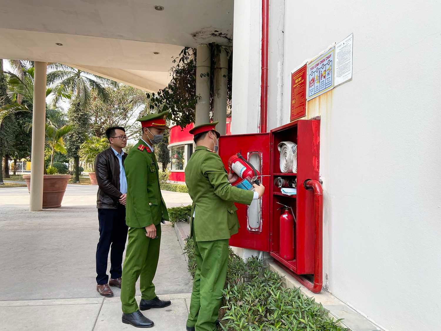 Tủ chữa cháy Trung Quốc có giá thành rất cạnh tranh nên được nhiều đơn vị lựa chọn sử dụng Tủ chữa cháy Trung Quốc có giá thành rất cạnh tranh nên được nhiều đơn vị lựa chọn sử dụng