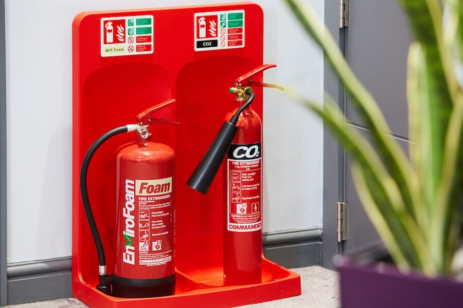 Bình chữa cháy được phân loại dựa trên nguyên lý hoạt động và chất chữa cháy bên trong