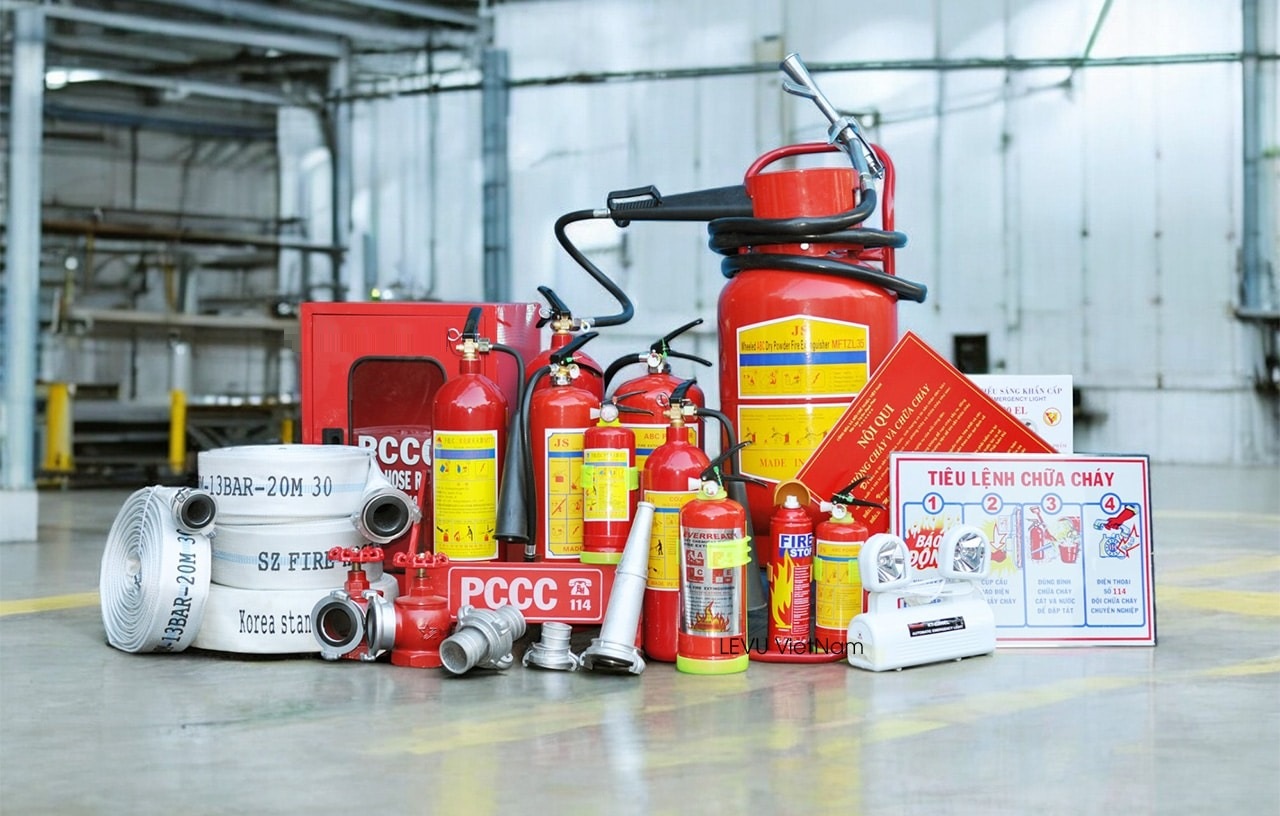 Khi xe máy hoặc ô tô bốc cháy, bình chữa cháy là công cụ ứng cứu nhanh và hiệu quả nhất.