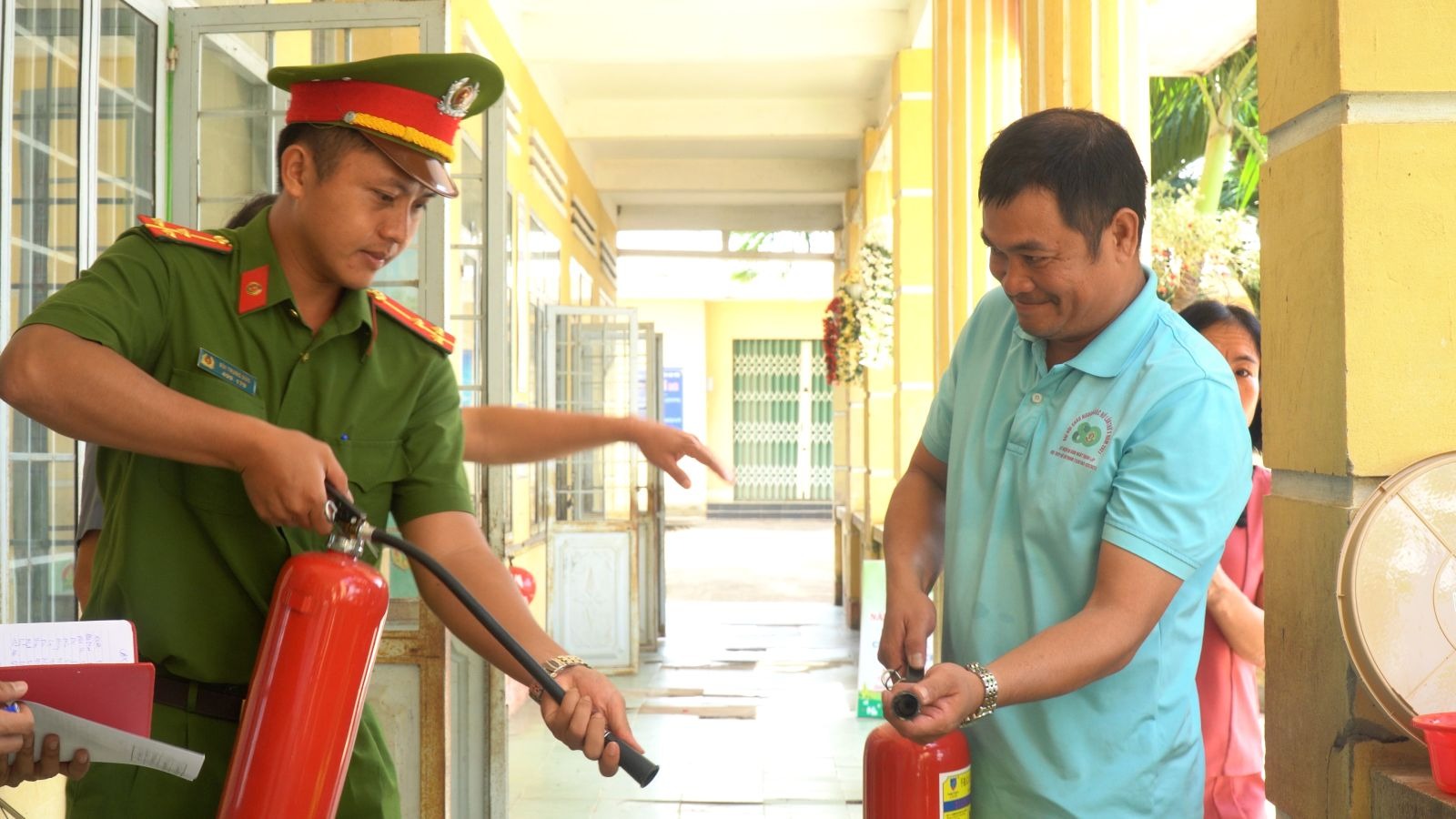 Rút chốt an toàn ra khỏi vị trí trên tay cầm của bình.