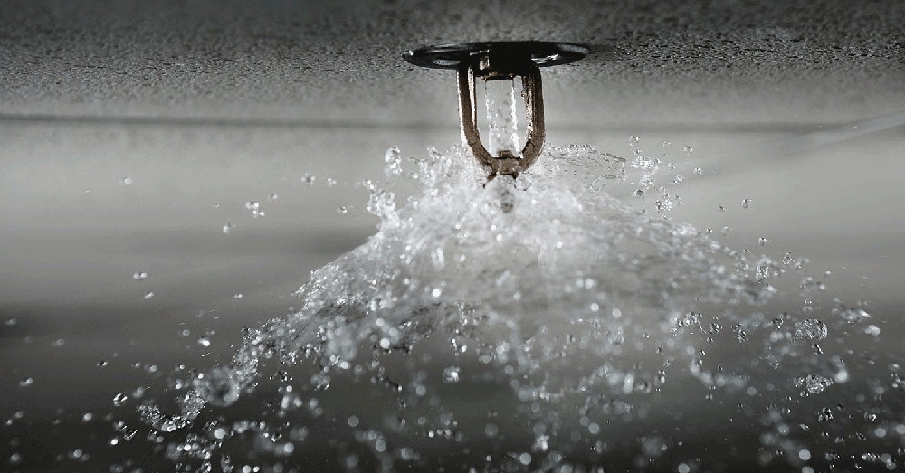 Nước dẫn từ hệ thống ống chính đến đầu phun chữa cháy sprinkler khi kích hoạt